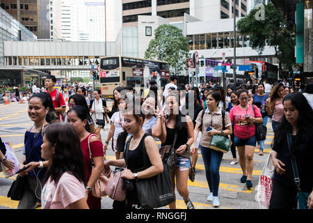 Geschäftige Straßen voller Menschen. Hongkong ist eine der am dichtesten besiedelten Städte der Welt. Stockfoto