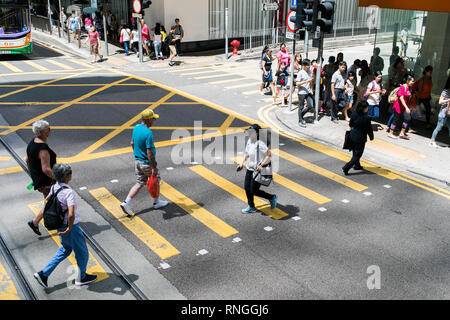 Filipiino Hausangestellte auf Ihren Tag Arbeit (Sonntag) sammeln für Spaß und Scherz in den Straßen von Honkong Stockfoto