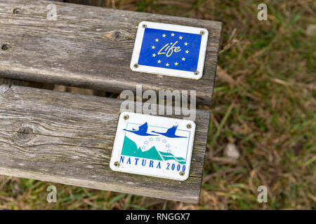 EU-LIFE-Programm und Natura 2000, Zeichen auf Brettern auf einer Holzbank, Stockfoto