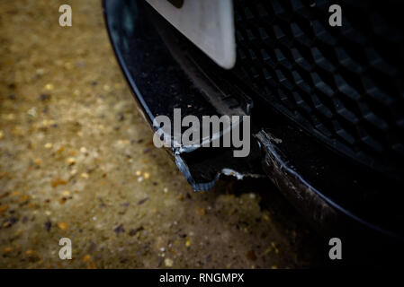 Auto Crash und Auto beschädigt; die Front end Fahrzeug Kollision. Stockfoto