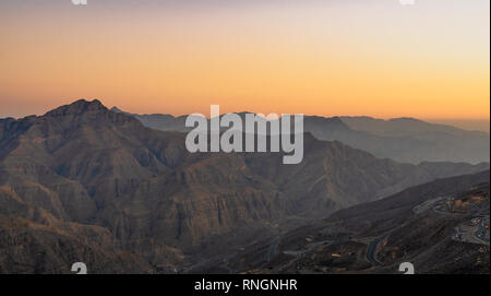 Panorama auf Hajar Berge bei Nacht von Jebel Jais View Point Stockfoto