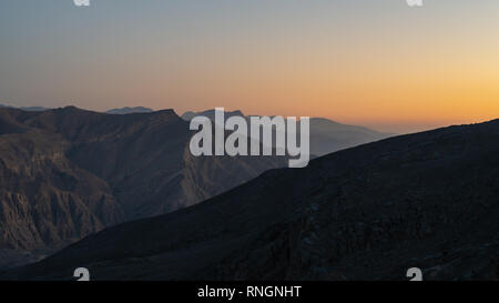 Panorama auf Hajar Berge bei Nacht von Jebel Jais View Point Stockfoto