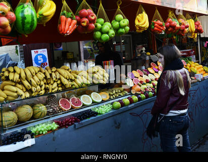 Ein Saft aus frischen Früchten auf dem Carmel-markt in Tel Aviv. Stockfoto