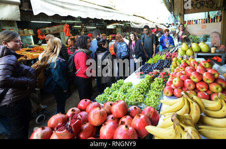 Gekräht hetzen durch die Carmel-markt in Tel Aviv. Stockfoto