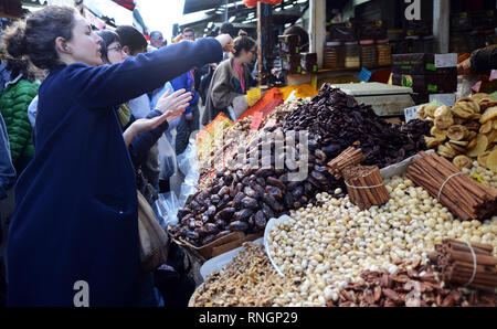 Getrocknete Früchte Anbieter auf dem Carmel-markt in Tel Aviv. Stockfoto