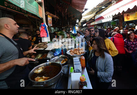 Ein Essen im belebten Carmel-markt in Tel Aviv. Stockfoto