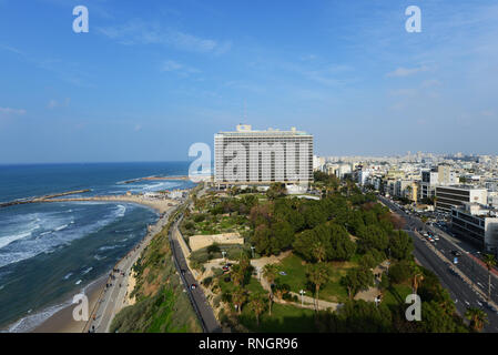 Das Hilton Hotel und die Independence Park in Tel Aviv. Stockfoto