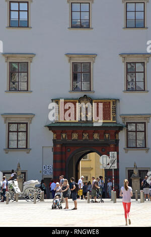 Wien, Österreich - 11. Juli 2015: Touristen in der Hofburg in Wien, Österreich. Stockfoto