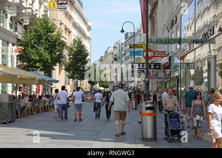 Wien, Österreich - 12. Juli 2015: Menschen bei Kärntner Einkaufsstraße in Wien, Österreich. Stockfoto