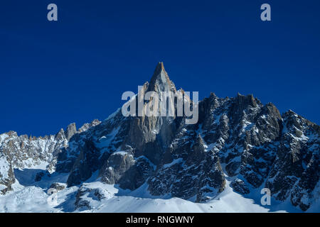 Die ikonischen klettern Gipfel der Aiguille du Dru von montenvers in der Nähe von Chamonix. Stockfoto