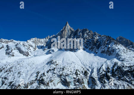 Die ikonischen klettern Gipfel der Aiguille du Dru von montenvers in der Nähe von Chamonix. Stockfoto