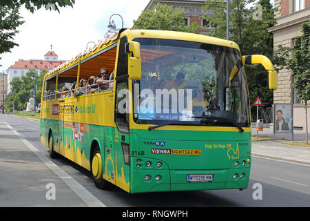 Wien, Österreich - 12. Juli 2015: Wien Sightseeing Bus mit Touristen in Wien, Österreich. Stockfoto