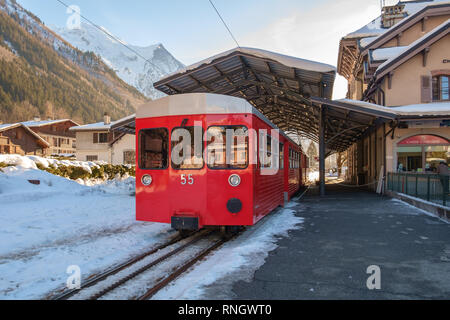 Chamonix Mont Blanc, Frankreich - 14. Februar 2019: Chamonix auf montenvers Bergbahn. Einer der Züge ist in Chamonix gesehen. Stockfoto