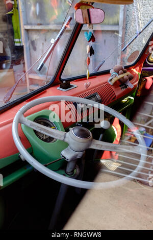 Auf der Suche durch die seitlichen Fenster in Split Screen vw Wohnmobil mit Basic classic design Armaturenbrett und Lenkrad Interieur. Stockfoto