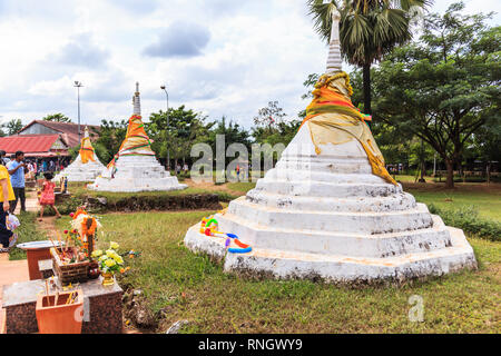 Kanchanaburi, Thailand - 30. Dezember 2018: die drei Pagoden (drei kleine, stilisierten bröckelnden Stupas) an drei Pagoden Pass ist beliebt bei Touristen, die Stockfoto