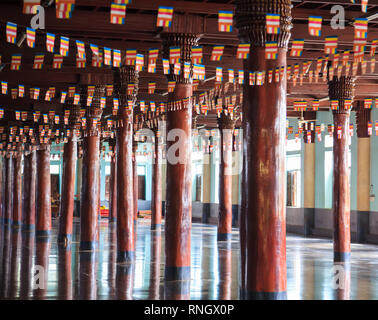 Hundert von Holz- tragende Säulen und Buddhistische Gebetsfahnen, Sehenswürdigkeiten Tai an Ta Ya Kloster, buddhistische Tempel in Payathonsu. Tag Reise Thailand Myan Stockfoto