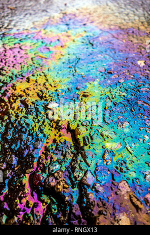Benzin Benzin Ölpest Regenbogen auf Asphaltstraße Stockfoto