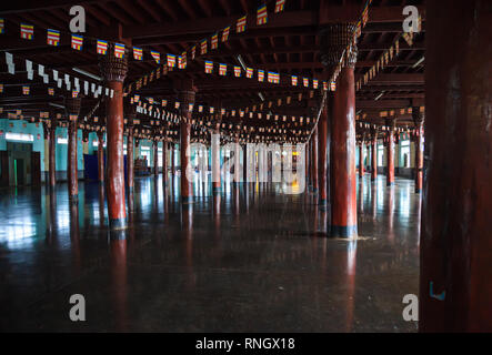 Hundert von Holz- tragende Säulen und Buddhistische Gebetsfahnen, Sehenswürdigkeiten Tai an Ta Ya Kloster, buddhistische Tempel in Payathonsu. Tag Reise Thailand Myan Stockfoto