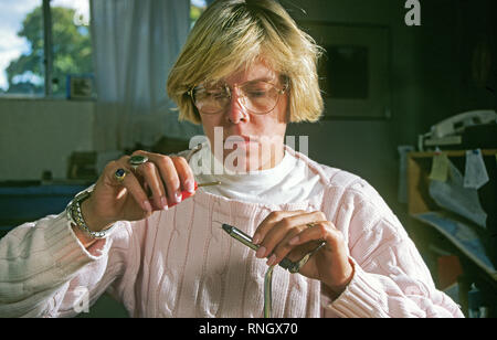 Eine junge Frau Riegel hand - Forelle gemacht fliegt auf einem Fliegen Bindestock in Santa Fe, New Mexico. Stockfoto