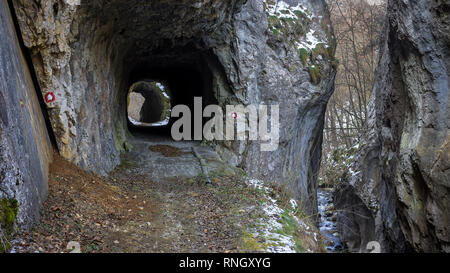 Die schmalen Slot Canyon in Serbien nannte Die ricer (Cediljka) und zwei alte, felsigen Tunnel, die von einem Zug zum Transport von Kohle verwendet wurden. Stockfoto