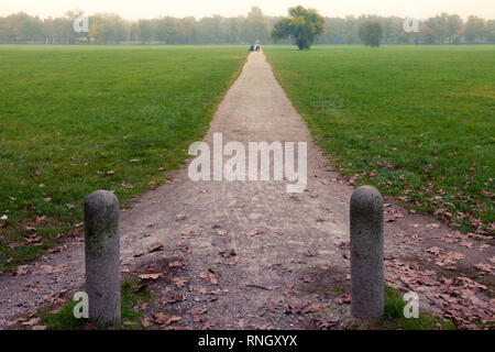 Weg entlang der Park von Monza im Herbst, Italien Stockfoto