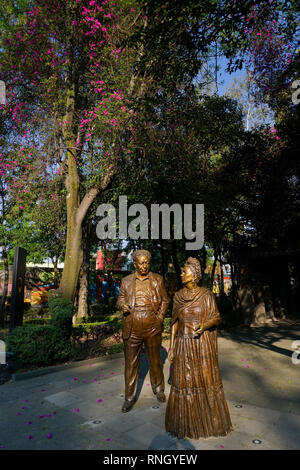 Bronze Statuen von Frida Kahlo und Diego Rivera in Parque Frida Kahlo in der Coyoacon Nachbarschaft von Mexiko City, Mexiko. Stockfoto