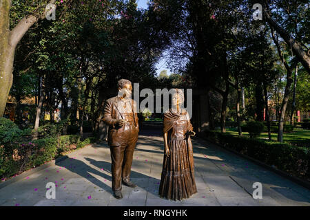 Bronze Statuen von Frida Kahlo und Diego Rivera in Parque Frida Kahlo in der Coyoacon Nachbarschaft von Mexiko City, Mexiko. Stockfoto