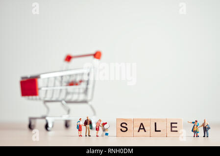 Verkauf Zeichen vor Miniatur Shopper. Retail Konzept. Stockfoto