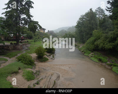 La Cumbrecita, Cordoba, Argentinien - 2019: Ansicht des Río del Medio Fluss von einer Brücke im Zentrum der Stadt. Stockfoto