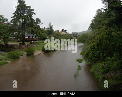 La Cumbrecita, Cordoba, Argentinien - 2019: Ansicht des Río del Medio Fluss von einer Brücke im Zentrum der Stadt. Stockfoto