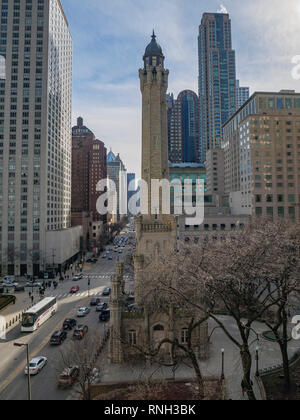 Historische Chicago Water Tower und der Michigan Avenue. Stockfoto