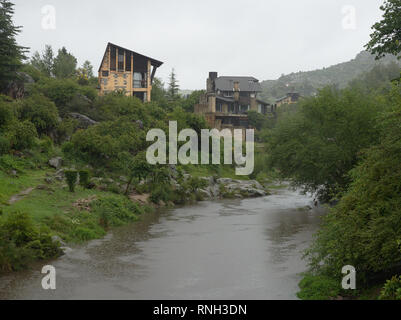 La Cumbrecita, Cordoba, Argentinien - 2019: Ansicht des Río del Medio Fluss von einer Brücke im Zentrum der Stadt. Stockfoto