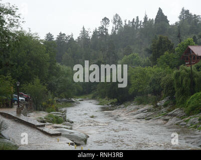 La Cumbrecita, Cordoba, Argentinien - 2019: Ansicht des Río del Medio Fluss von einer Brücke im Zentrum der Stadt. Stockfoto