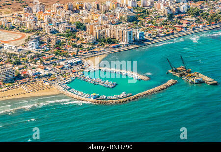 Meer Hafenstadt Larnaca, Zypern. Blick aus dem Flugzeug an die Küste, Strände, Hafen und die Architektur der Stadt von Larnaca. Stockfoto