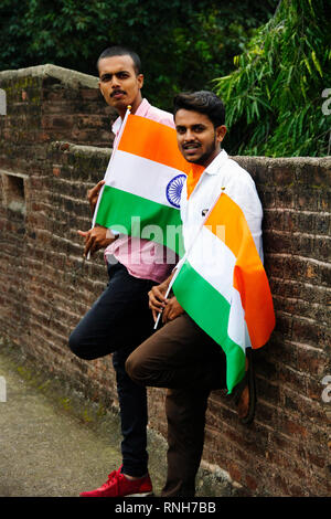 PUNE, MAHARASHTRA, Indien, 15. August 2018, Jungen stehen mit der indischen Flagge anlässlich des Tag der Unabhängigkeit Stockfoto