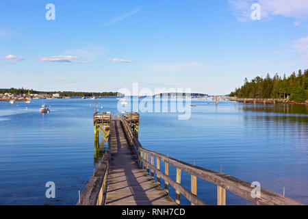 Eine hölzerne Pier in Bar Harbor, Maine, USA. Malerische Panorama mit Yachten und Motorboote auf ruhigen Wasser des Hafens. Stockfoto