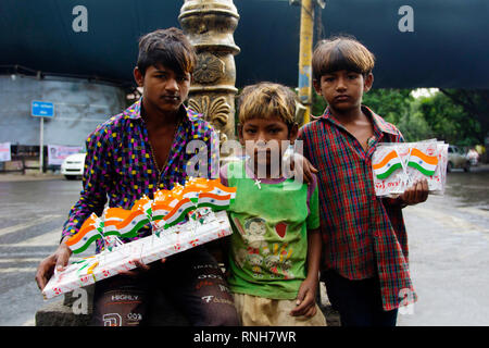 PUNE, MAHARASHTRA, Indien, 15. August 2018, Street Boys verkaufen indische Flagge Tischständer oder Auto stehen anlässlich des Tag der Unabhängigkeit Stockfoto