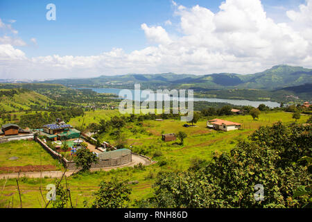 Antenne und einen malerischen Blick auf die backwaters von khadakwasla Dam, Sinhagad fort, Holiday Resort, Pune Bezirk Stockfoto