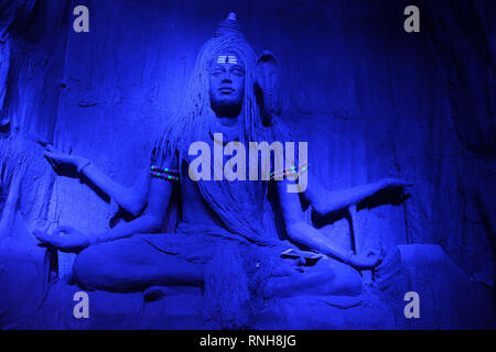 Faszinierende Skulptur von Lord Shiva meditierend in einem blauen Licht während Ganpati Festival, Pune Stockfoto