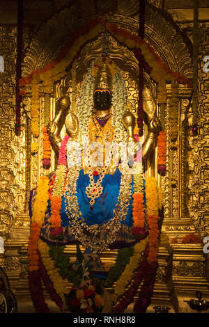 Skulptur der Göttin Lakshmi Narayani an Replik von Sripuram Lakshmi Narayani Golden Temple, Vellore, Tamil Nadu während Ganpati Festival, Pune Stockfoto