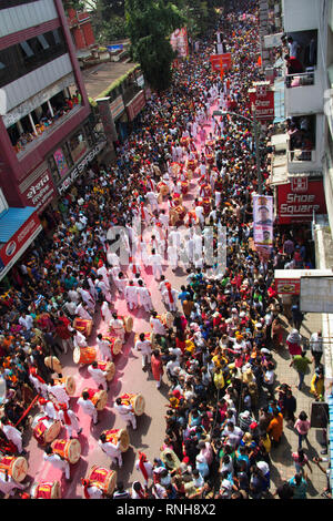 PUNE, MAHARASHTRA, September 2018, Menschen beobachten Dhol Tasha pathak Leistung während Ganpati Festival, Luftaufnahme Stockfoto