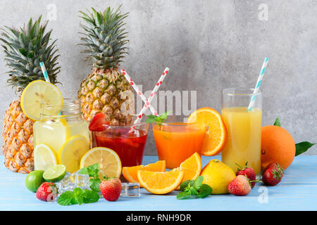 Zitrone, Orange und Erdbeer Saft auf Marmor Hintergrund, Sommer und gesunde Getränke Konzept Stockfoto