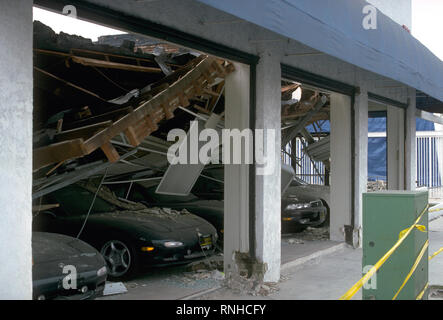 Sammlung von USGS noch Bilder nach dem 17. Januar 1994 Northridge Erdbeben, die Schäden an Gebäuden und Infrastruktur. Stockfoto