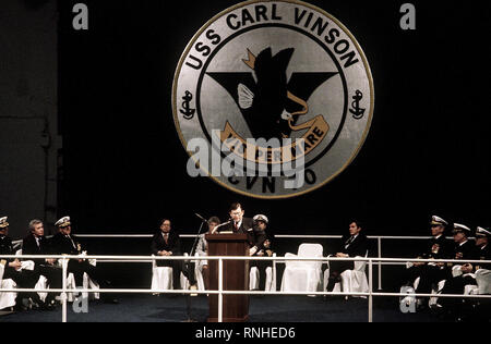 1982 - Senator John Tower, R - Texas, spricht während der Inbetriebnahme Zeremonie für die Atom-Flugzeugträger USS CARL VINSON (CVN-70). Das Schiff ist auf der Rückseite der Lautsprecher Plattform montiert. Stockfoto
