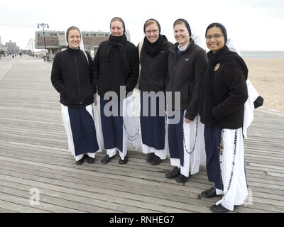 Junge Nonnen genießen Sie einen Ausflug auf dem Boardwalk Coney Island in Brooklyn, NY. Stockfoto