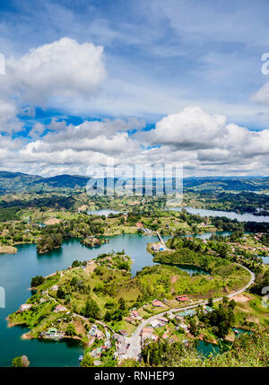 Quebrada del Penol, Erhöhte Ansicht von El Penon de Guatape, Rock von Guatape, Bogota, Kolumbien Stockfoto