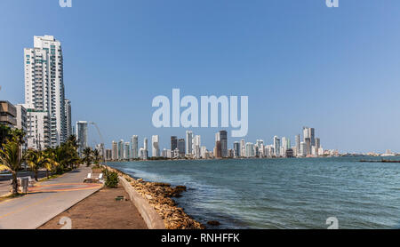 Blick auf die Bahia de Cartagena von Barrio Castillo Grande, Cartagena de Indias, Kolumbien. Stockfoto