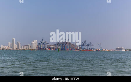 Blick auf die Bahia de Cartagena von Barrio Castillo Grande, Cartagena de Indias, Kolumbien. Stockfoto