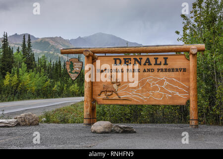 Denali National Park Eingang Schild am Riley Creek. Alaska, USA Stockfoto