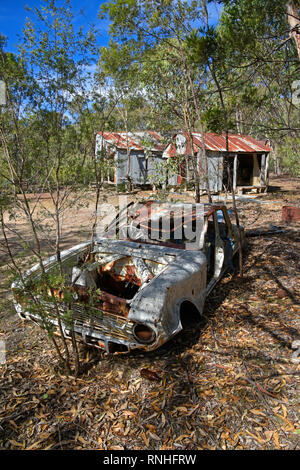 Rusty verfallenen Alten Australier Ford Motor Auto in alten Bergbau camp in Torrington im Norden von New South Wales, Australien Stockfoto
